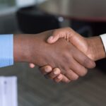 Photo salary negotiation handshake